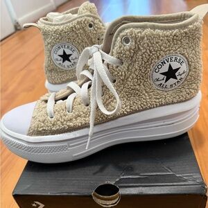 Converse tan Sherpa fleece platform size 3